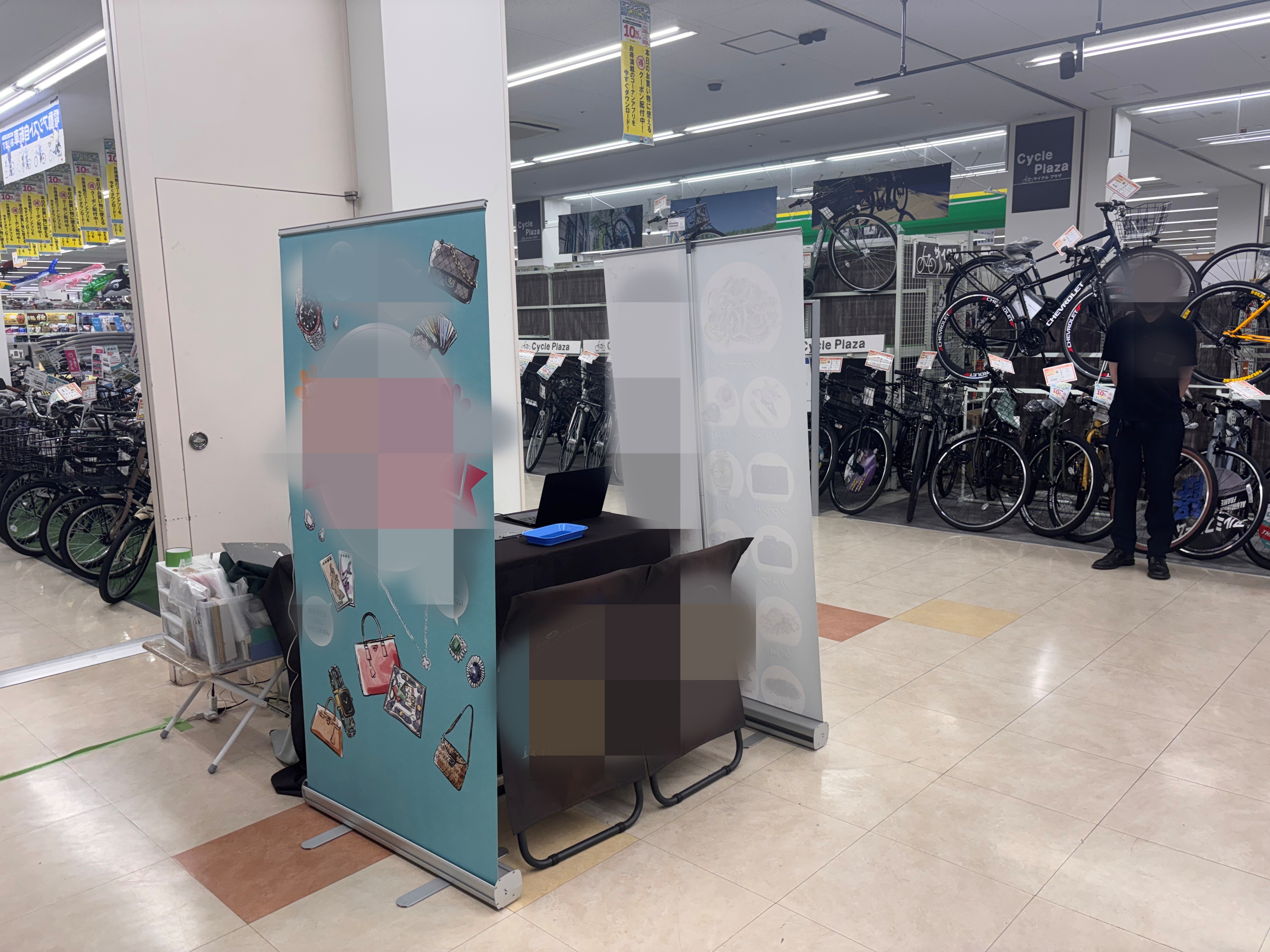 【スーパーバリュー 国立店】階段前 各種プロモーション、会員獲得イベントに最適なスーパーマーケットの屋内催事イベントスペース