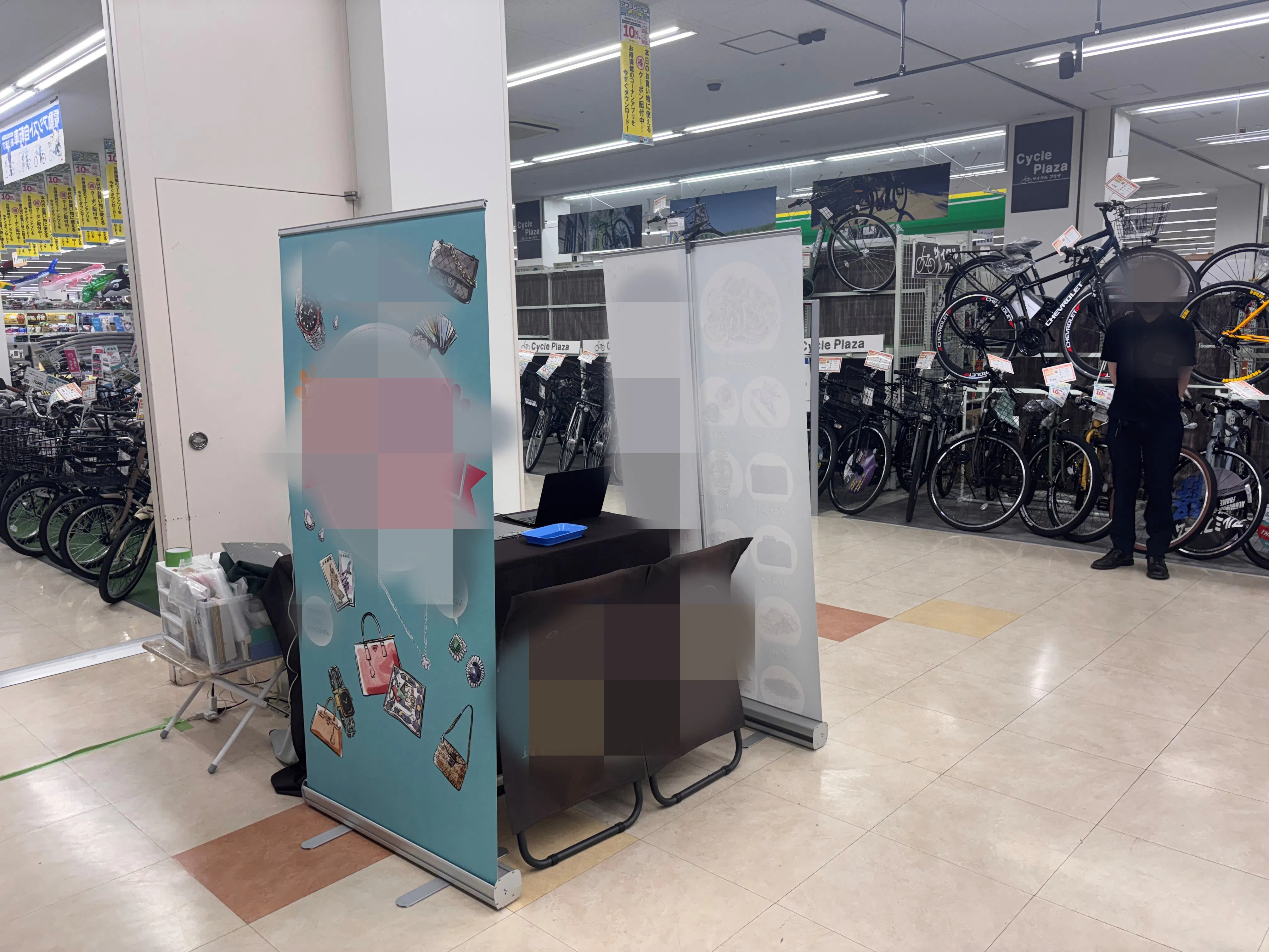 【スーパーバリュー 国立店】階段前 各種プロモーション、会員獲得イベントに最適なスーパーマーケットの屋内催事イベントスペースの画像