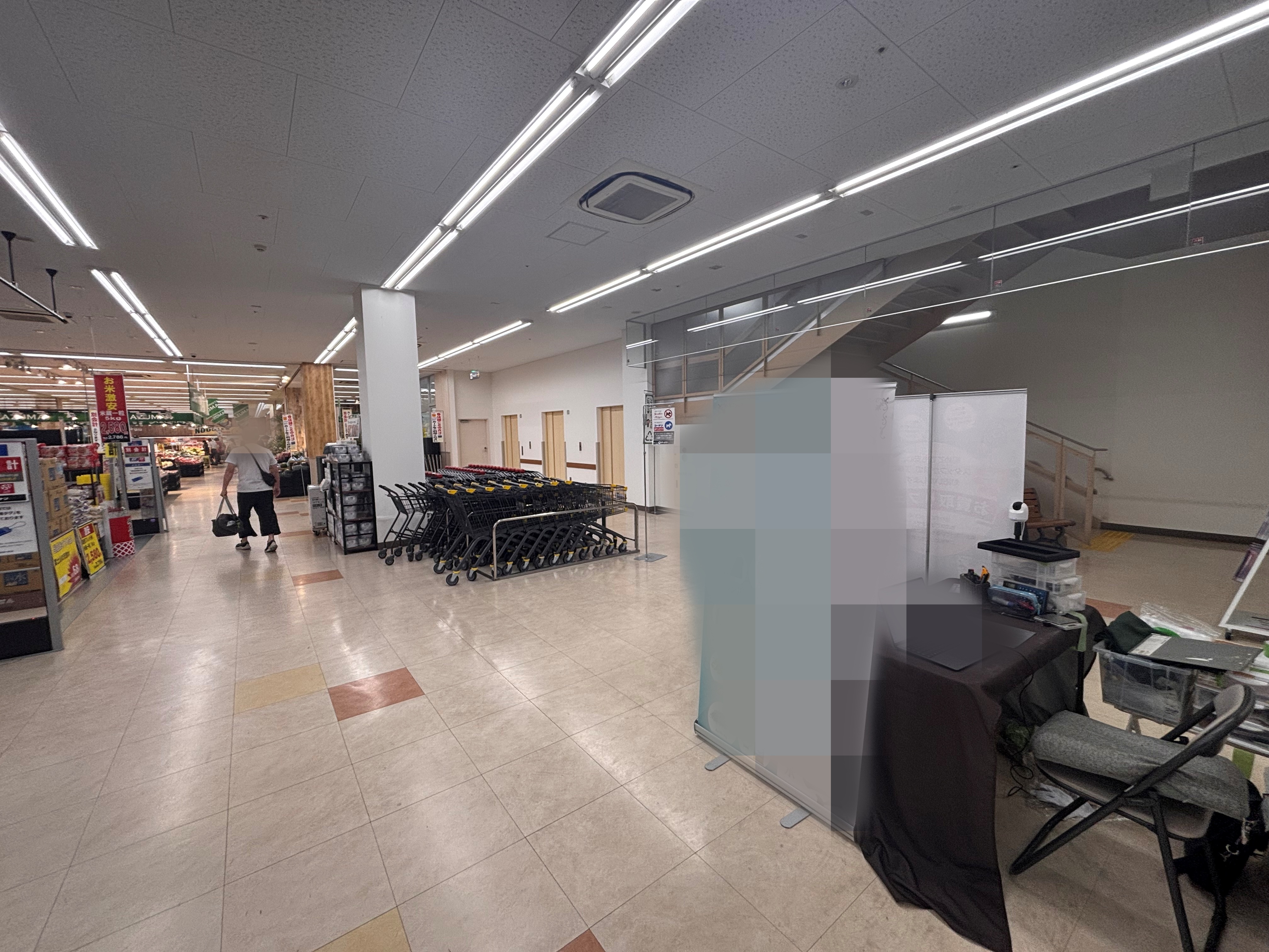 【スーパーバリュー 国立店】階段前 各種プロモーション、会員獲得イベントに最適なスーパーマーケットの屋内催事イベントスペース