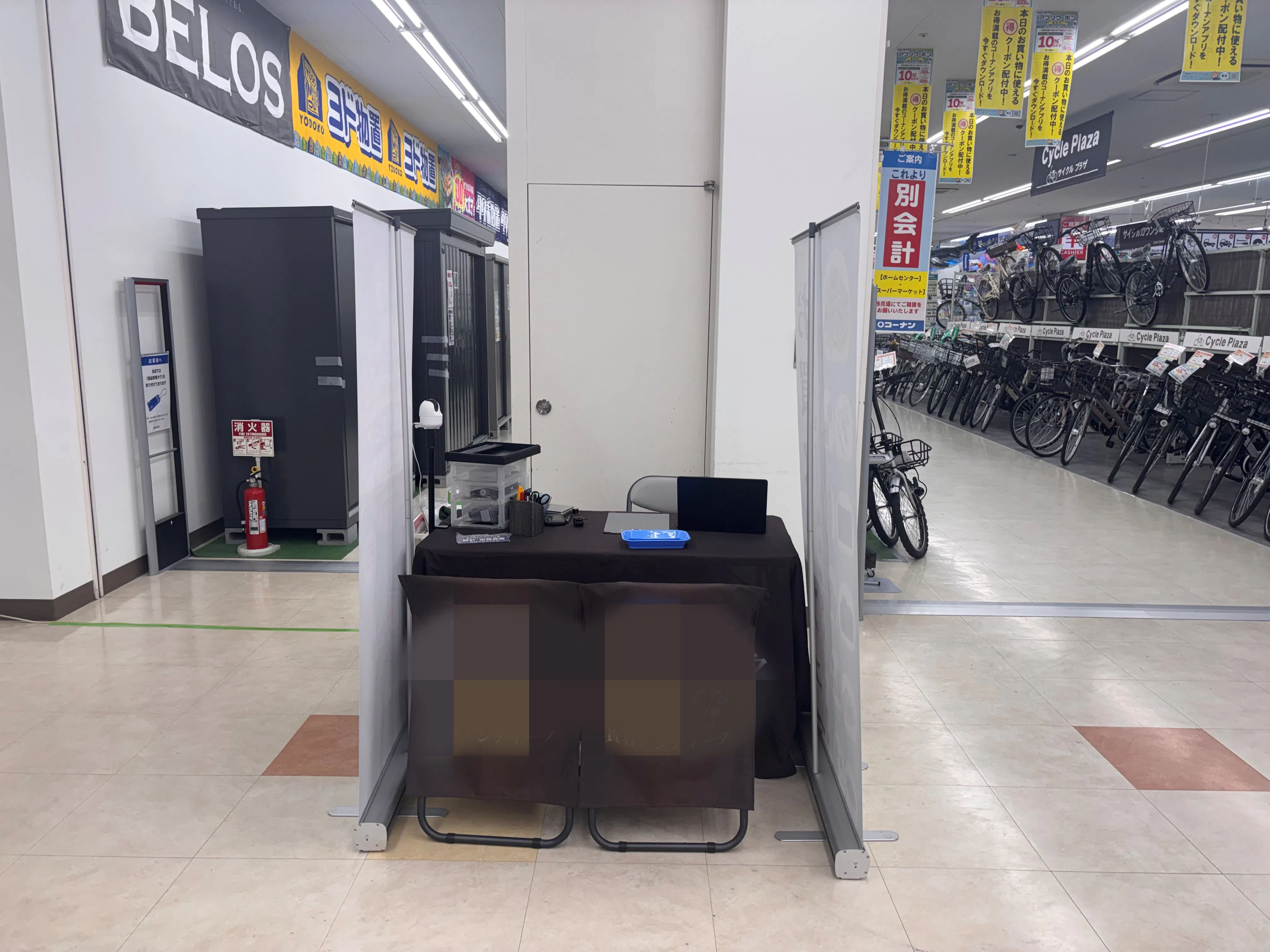 【スーパーバリュー 国立店】階段前 各種プロモーション、会員獲得イベントに最適なスーパーマーケットの屋内催事イベントスペース