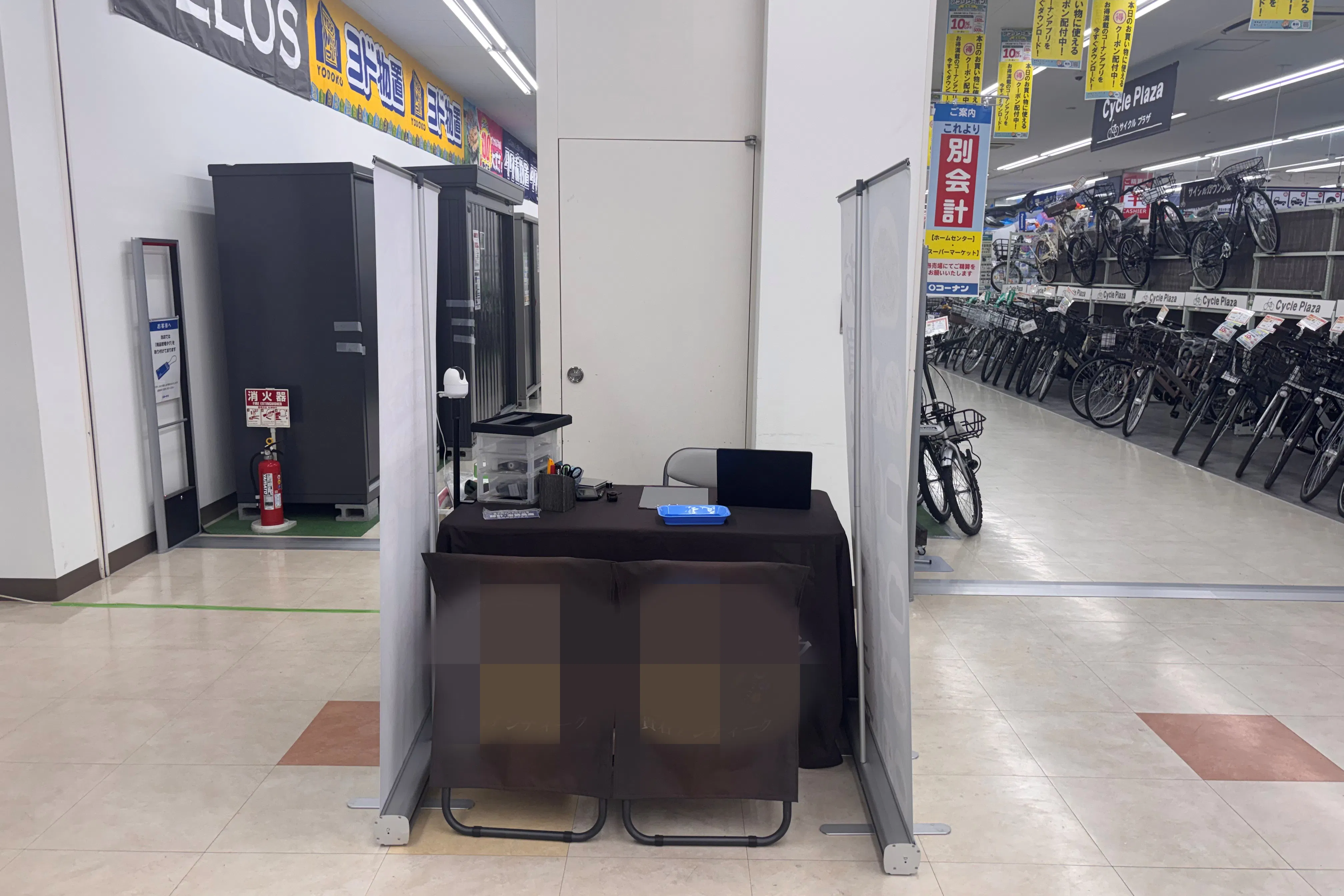 【スーパーバリュー 国立店】階段前 各種プロモーション、会員獲得イベントに最適なスーパーマーケットの屋内催事イベントスペース
