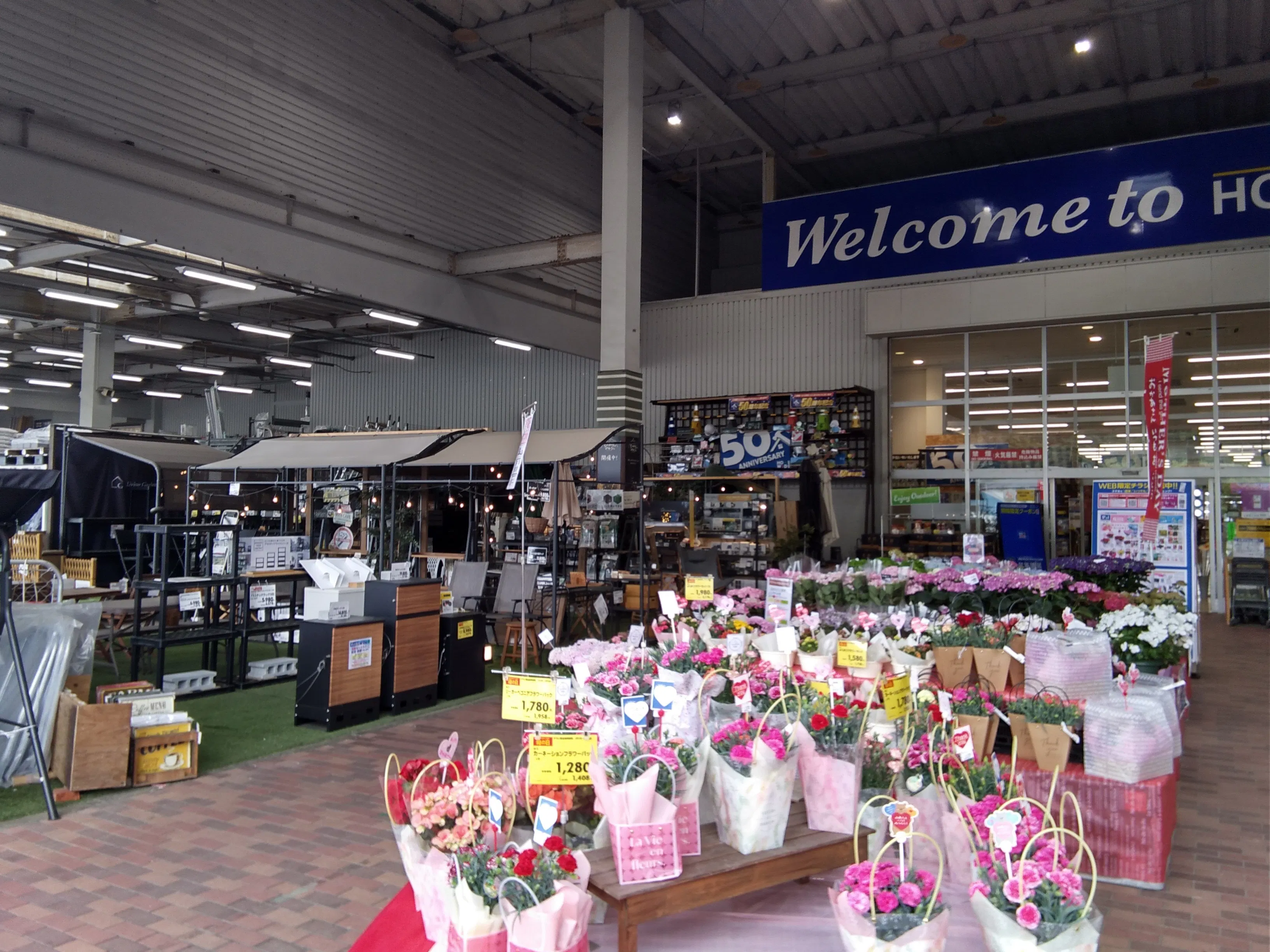 【ホームワイドプラス賀来店(大分県)】外売場 エントランス 催事スペース
