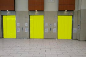 【イオンモール草津】モール内広告 エレベーター扉