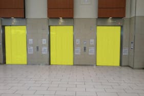 【イオンモール草津】モール内広告 エレベーター扉