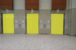 【イオンモール草津】モール内広告 エレベーター扉