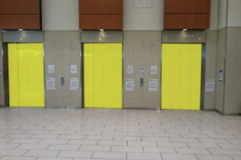 【イオンモール草津】モール内広告 エレベーター扉の画像1