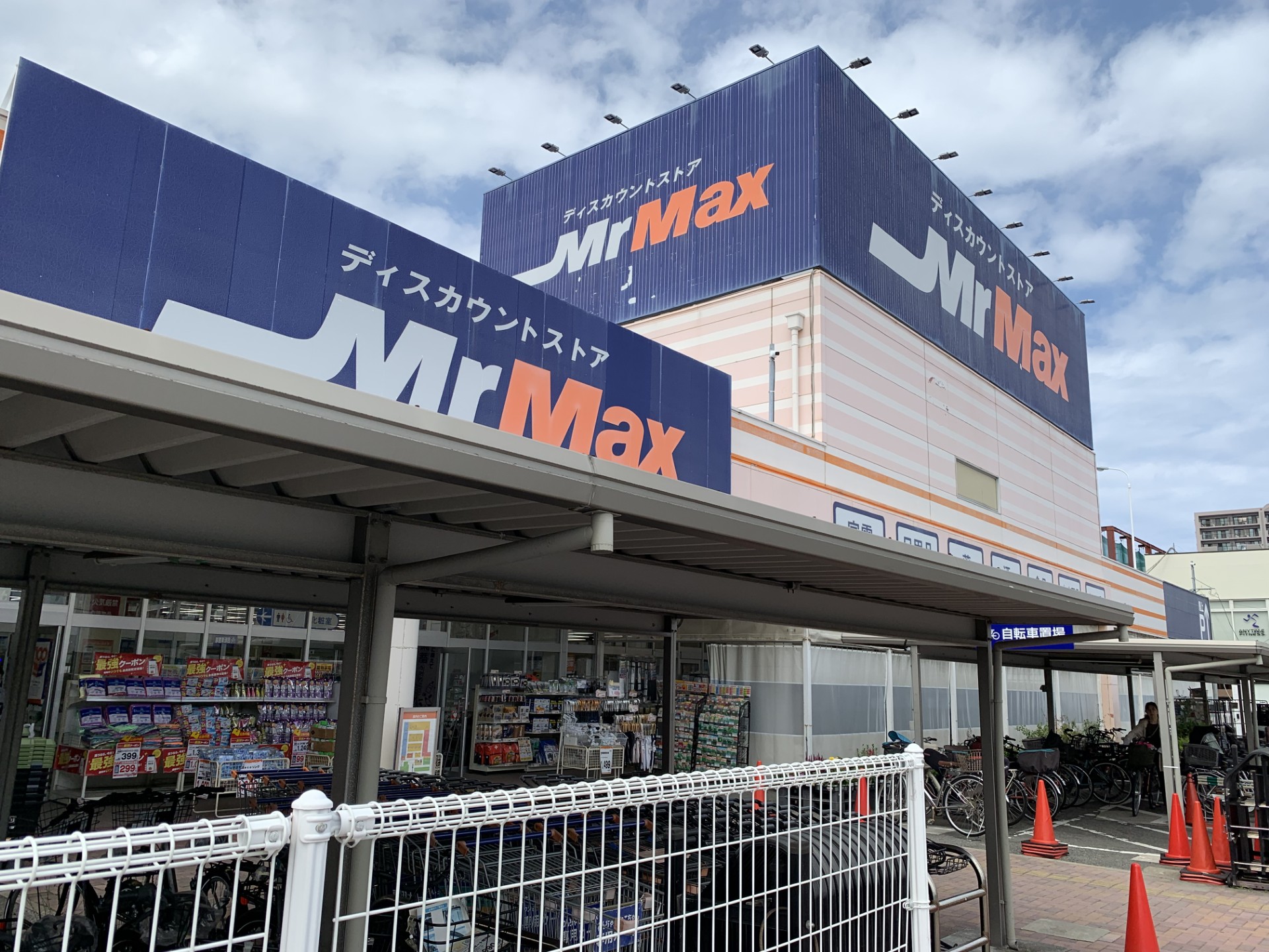 【ミスターマックス 姪浜店】入口カーポート付近 販促プロモーションや物販用途に最適な総合ディスカウントストアの催事イベントスペース