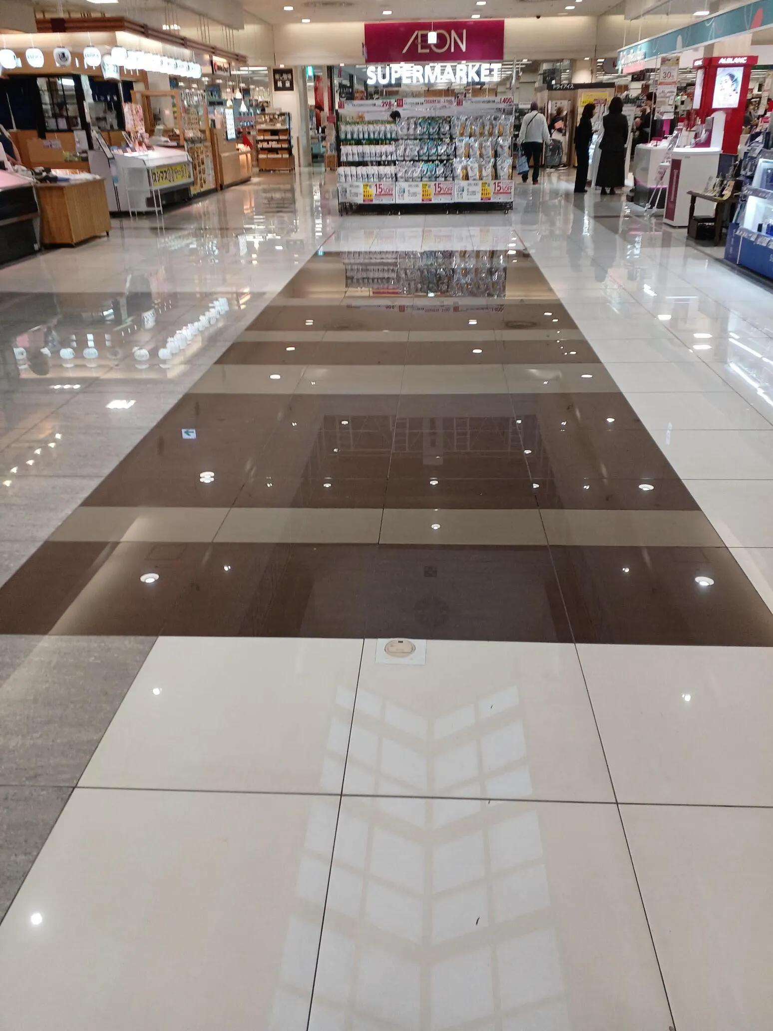 【イオンモール日根野*】【イオンモール日根野】1Fモール通路（やざき寿司前）