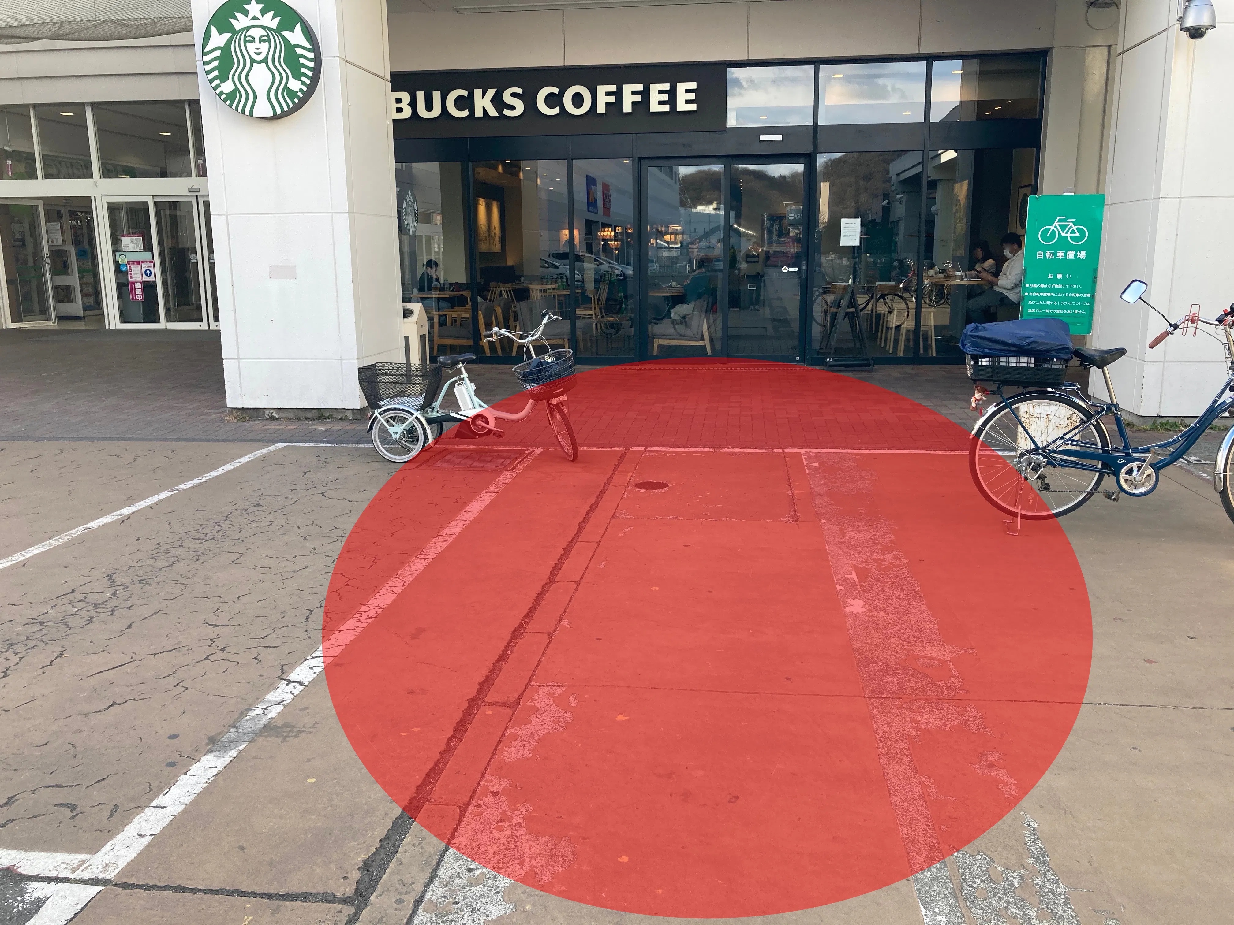 【イオン秦野】1F正面入口近くの屋外スペース(スタバ側)