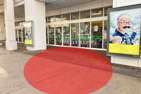 【イオン秦野】プロモーションやキッチンカーに最適な地域密着型のショッピングセンター1F正面入口近くの屋外スペース(スタバ側)