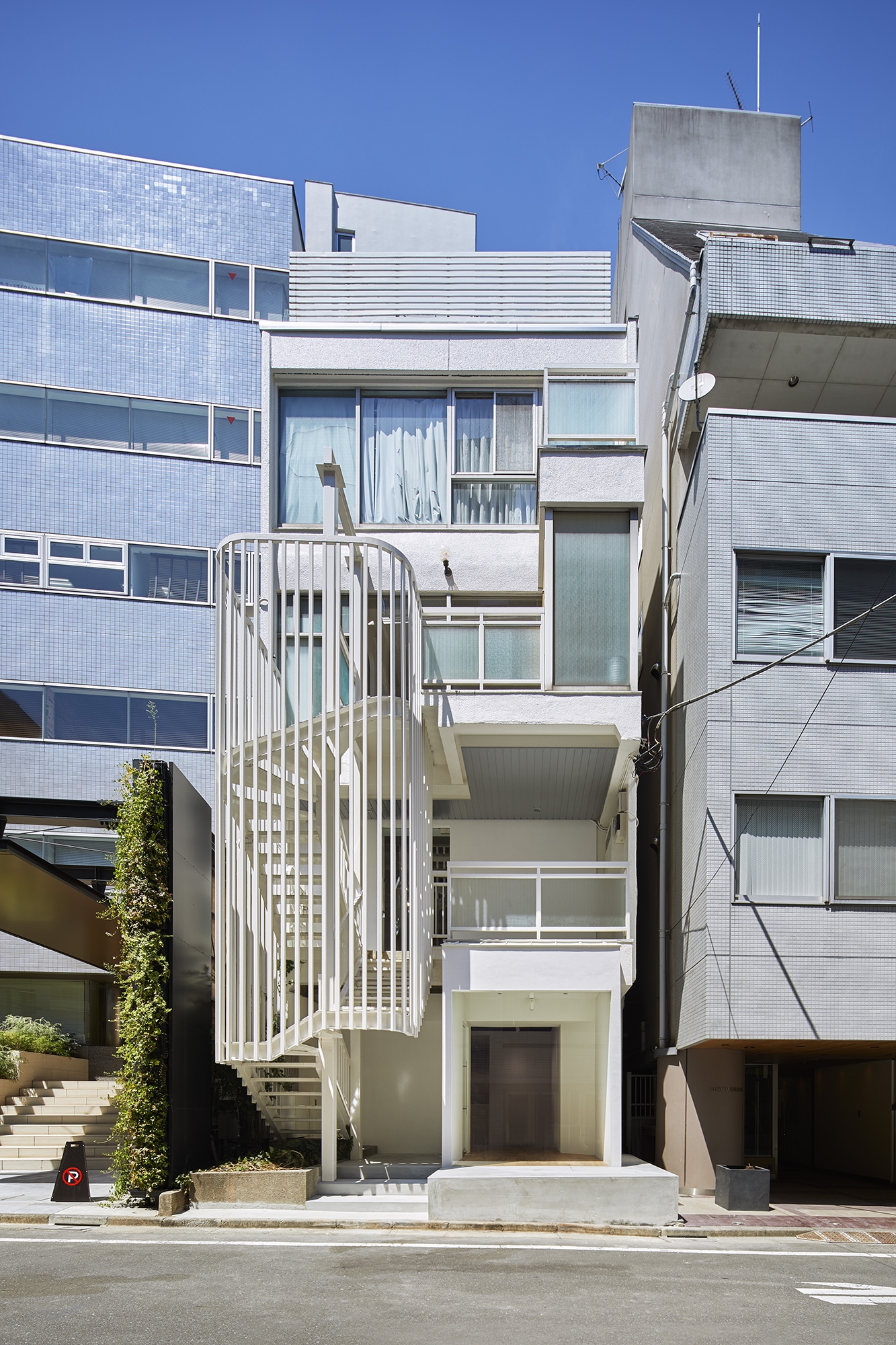 スペースのある建物のお写真です