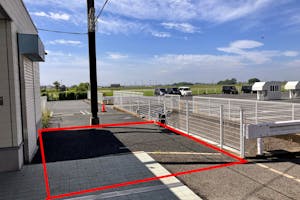 【ダイナム埼玉羽生店ゆったり館】キッチンカー出店やプロモーションイベントに最適なアミューズメント施設のイベントスペース(①店舗ラーメン屋出入口前)