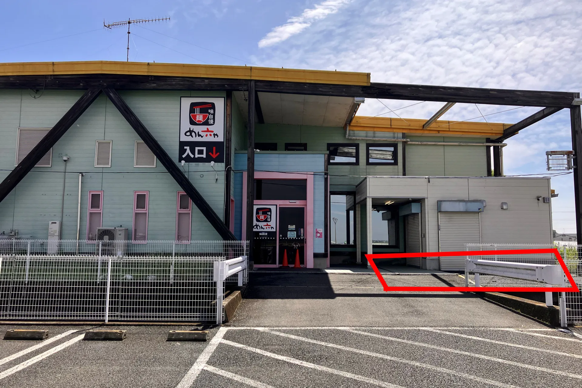 【ダイナム埼玉羽生店ゆったり館】キッチンカー出店やプロモーションイベントに最適なアミューズメント施設のイベントスペース(①店舗ラーメン屋出入口前)