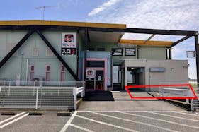 【ダイナム埼玉羽生店ゆったり館】キッチンカー出店やプロモーションイベントに最適なアミューズメント施設のイベントスペース(①店舗ラーメン屋出入口前)