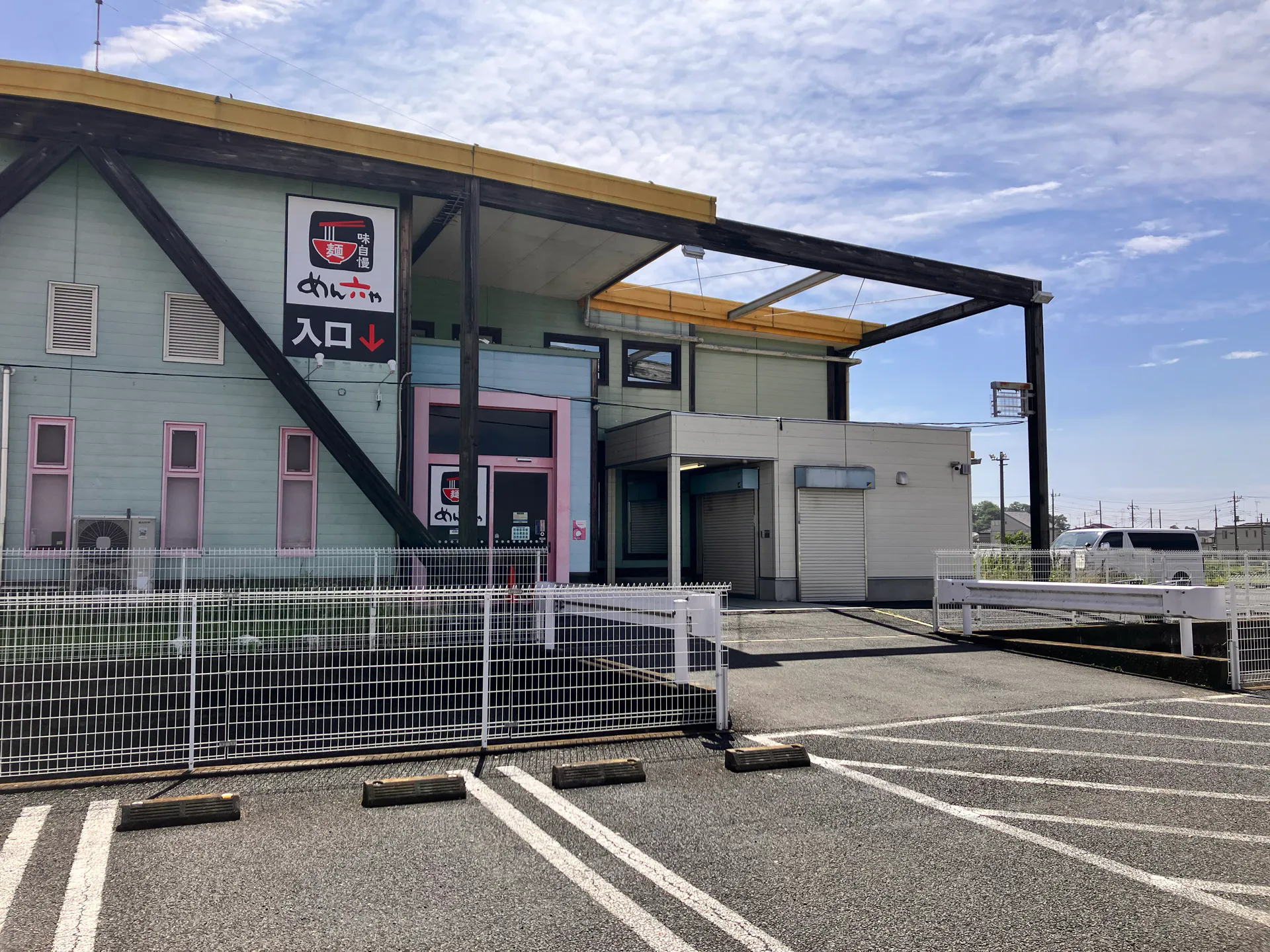 【ダイナム埼玉羽生店ゆったり館】キッチンカー出店やプロモーションイベントに最適なアミューズメント施設のイベントスペース(①店舗ラーメン屋出入口前)