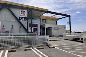 【ダイナム埼玉羽生店ゆったり館】キッチンカー出店やプロモーションイベントに最適なアミューズメント施設のイベントスペース(①店舗ラーメン屋出入口前)