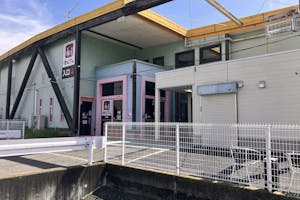 【ダイナム埼玉羽生店ゆったり館】キッチンカー出店やプロモーションイベントに最適なアミューズメント施設のイベントスペース(①店舗ラーメン屋出入口前)