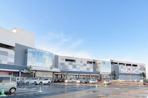 【イオンモール山形南/2階A面】物販や食物販、プロモーションイベントに最適なエスカレーター横にある吹き抜けを背にした視認性の高いイベントスペース