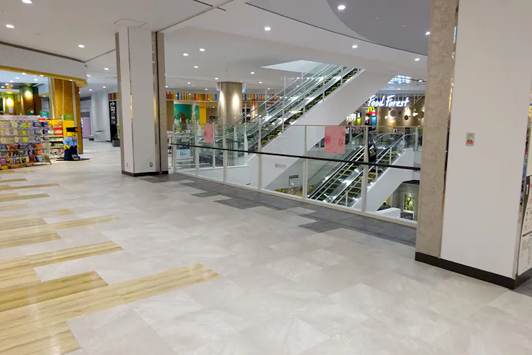 【イオンモール上尾】2F サウスコート吹抜け横の画像1