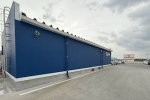 【スーパーセンタートライアル古賀花見店】キッチンカー・食物販の出店が可能な 2F駐車場メイン出入口 キッチンカースペース① ※電源準備中