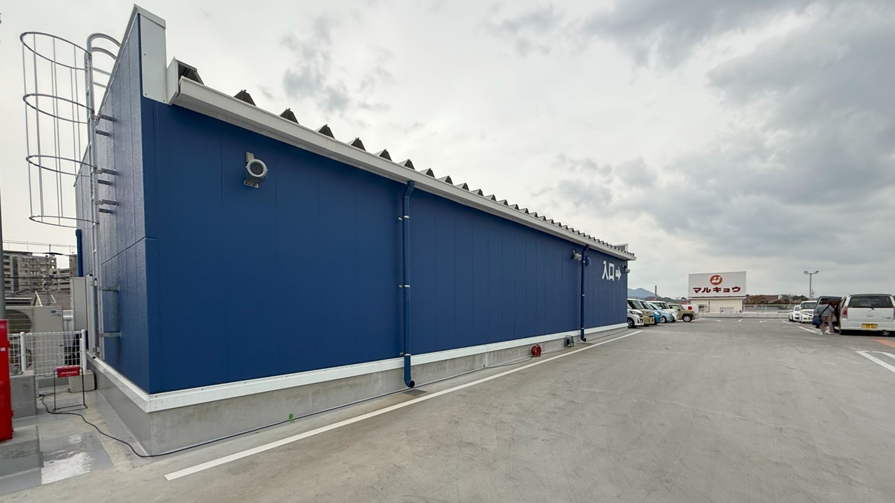 【スーパーセンタートライアル古賀花見店】キッチンカー・食物販の出店が可能な　 2F駐車場メイン出入口　キッチンカースペース①　※電源準備中