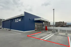 【スーパーセンタートライアル古賀花見店】キッチンカー・食物販の出店が可能な 2F駐車場メイン出入口 キッチンカースペース① ※電源準備中