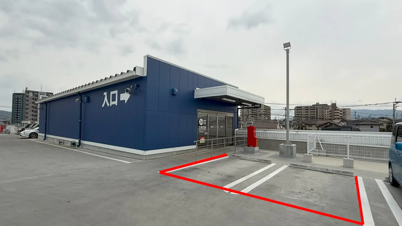 【スーパーセンタートライアル古賀花見店】キッチンカー・食物販の出店が可能な　 2F駐車場メイン出入口　キッチンカースペース①　※電源準備中の画像