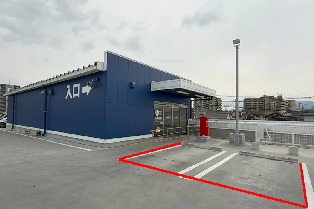 【スーパーセンタートライアル古賀花見店】キッチンカー・食物販の出店が可能な 2F駐車場メイン出入口 キッチンカースペース① ※電源準備中
