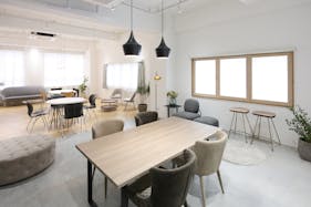 【目黒駅6分】アパレル展示会や撮影に適した白色を基調とした移動可能なキッチン設備があるスタジオ