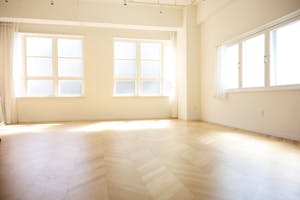 【目黒駅6分】アパレル展示会や撮影に適した白色を基調とした移動可能なキッチン設備があるスタジオ