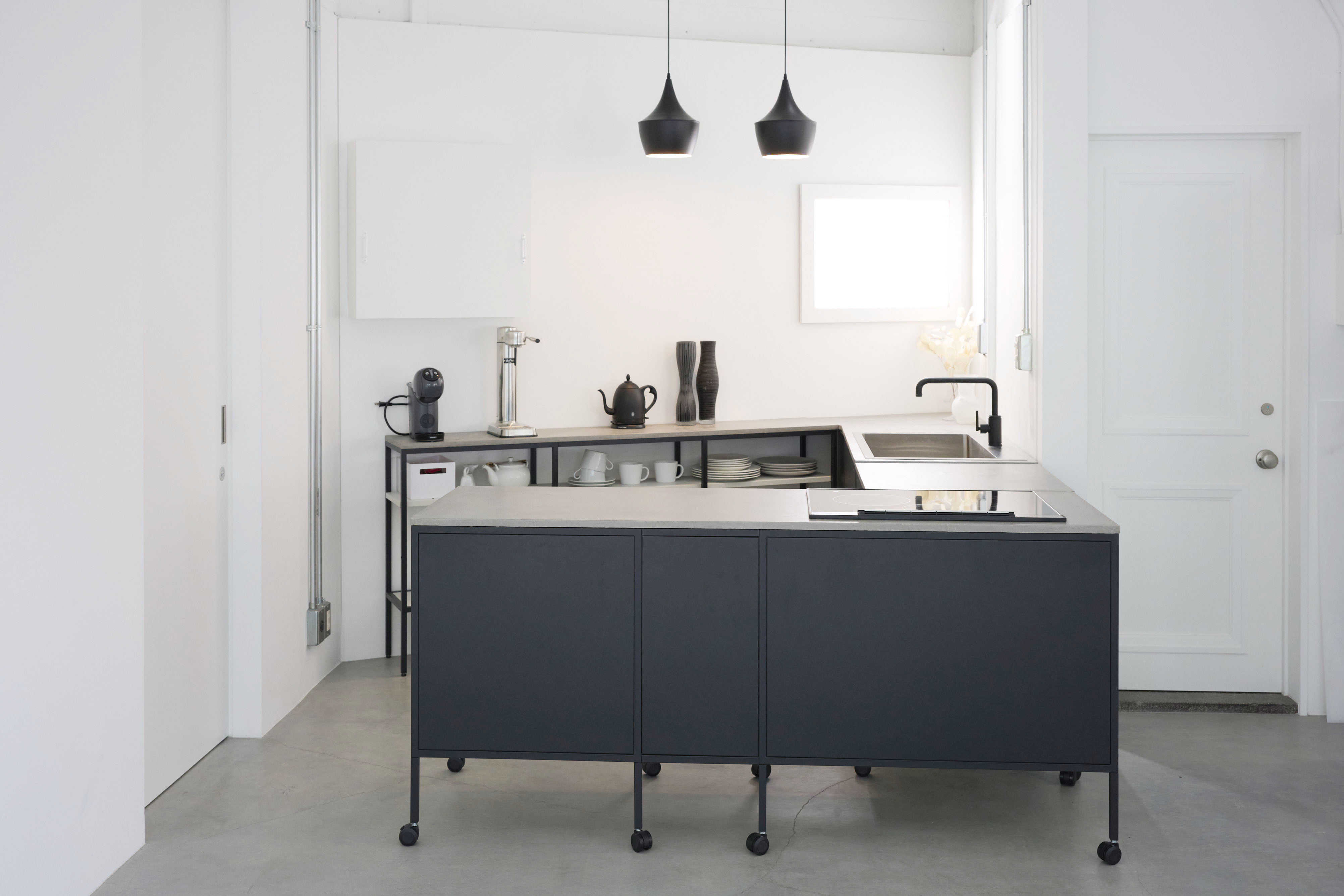 【目黒駅6分】アパレル展示会や撮影に適した白色を基調とした移動可能なキッチン設備があるスタジオの画像6