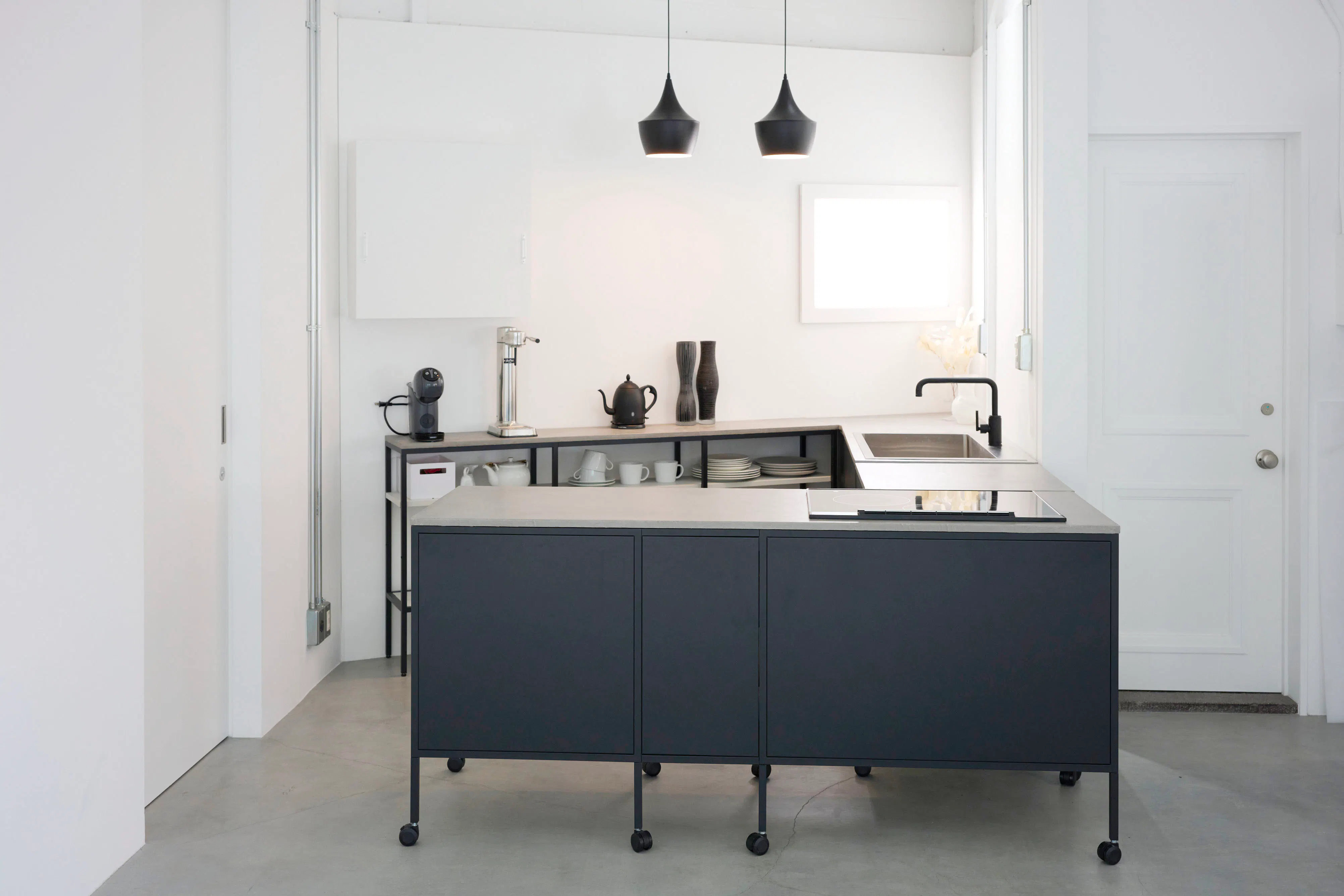 【目黒駅6分】アパレル展示会や撮影に適した白色を基調とした移動可能なキッチン設備があるスタジオ