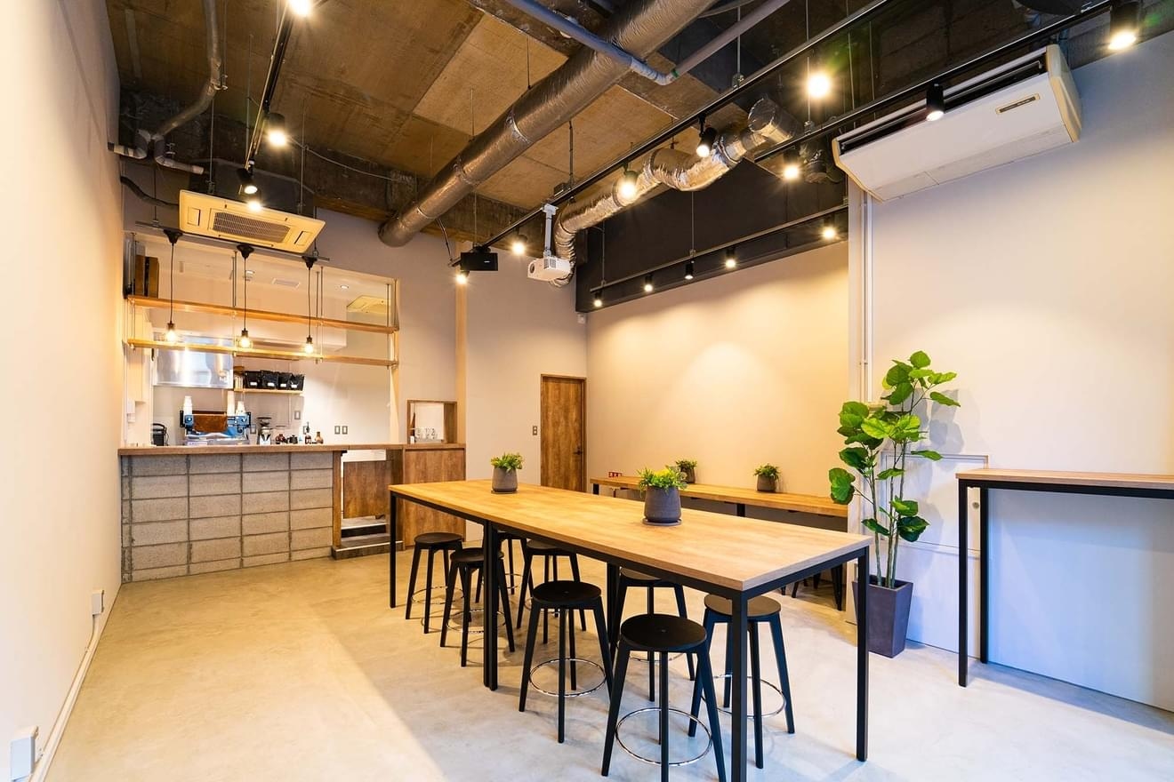 白、モルタル、ウッドを基調としたシンプルな空間となります。