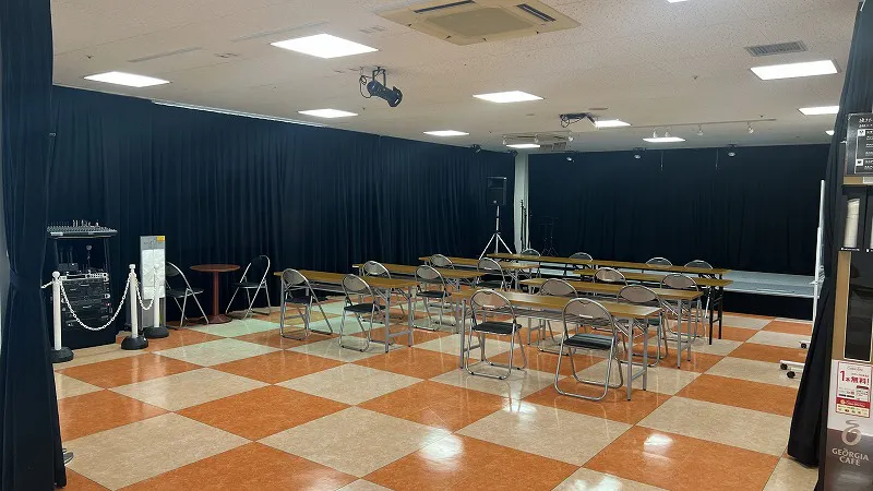 【ヘイワールド!!/ステージ広場】展示会やポップアップ、ライブイベントに最適な地域密着型の商業施設屋上駐車場から直結の大型イベントスペース