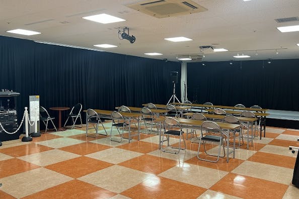 【ヘイワールド!!/ステージ広場】展示会やポップアップ、ライブイベントに最適な地域密着型の商業施設屋上駐車場から直結の大型イベントスペース