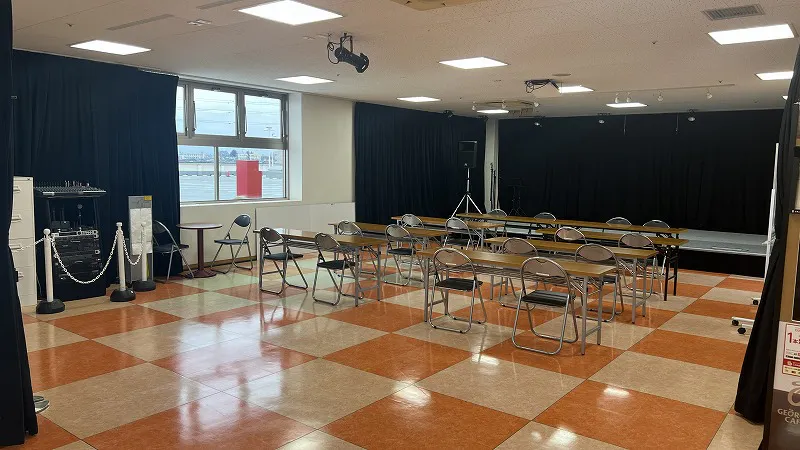 【ヘイワールド!!/ステージ広場】展示会やポップアップ、ライブイベントに最適な地域密着型の商業施設屋上駐車場から直結の大型イベントスペース