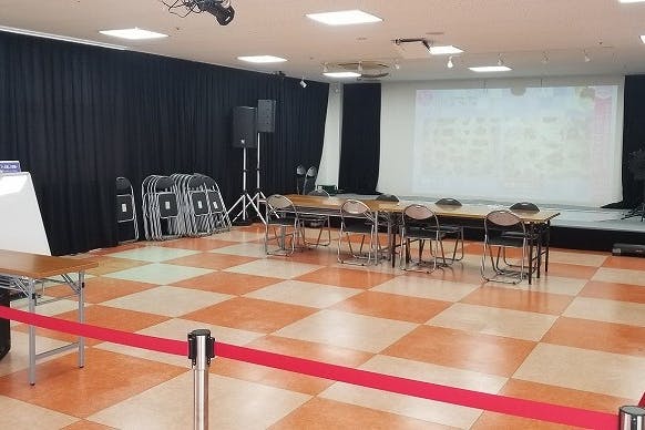 ステージ上カーテンを開けプロジェクターを映します