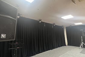 【ヘイワールド!!/ステージ広場】展示会やポップアップ、ライブイベントに最適な地域密着型の商業施設屋上駐車場から直結の大型イベントスペース