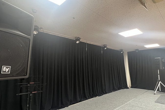 スピーカーとステージ照明