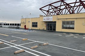 【ヘイワールド!!/ステージ広場】展示会やポップアップ、ライブイベントに最適な地域密着型の商業施設屋上駐車場から直結の大型イベントスペース