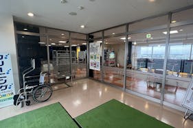 【ヘイワールド!!/ステージ広場】展示会やポップアップ、ライブイベントに最適な地域密着型の商業施設屋上駐車場から直結の大型イベントスペース