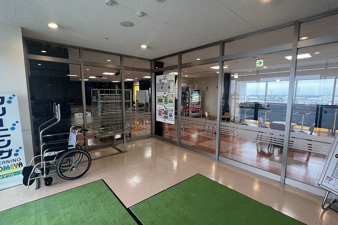 入口から風除室~奥が対象スペースです