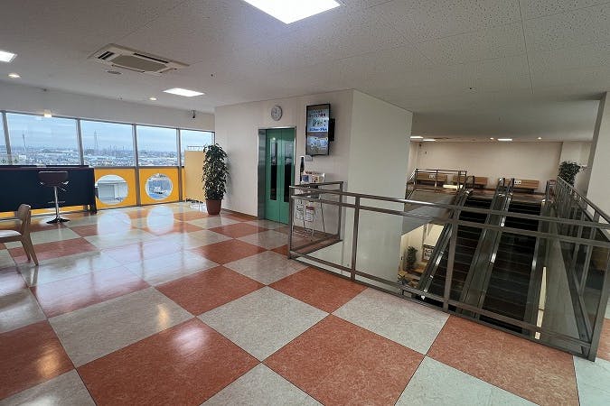 スペース裏は直ぐにEVと2階へのエスカレーター