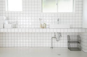 【学芸大学駅10分】各種撮影会や招待制の展示会等に最適なインダストリアル感のあるカフェ風キッチン付のレンタルスペース