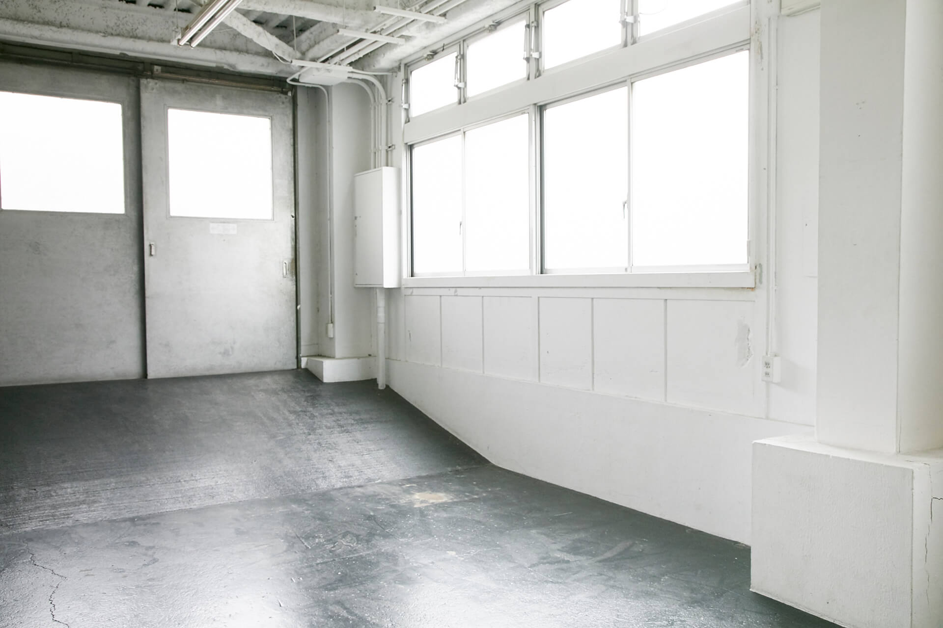 【学芸大学駅10分】各種撮影会や招待制の展示会等に最適なインダストリアル感のあるカフェ風キッチン付のレンタルスペースの画像8