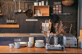 【学芸大学駅10分】各種撮影会や招待制の展示会等に最適なインダストリアル感のあるカフェ風キッチン付のレンタルスペース