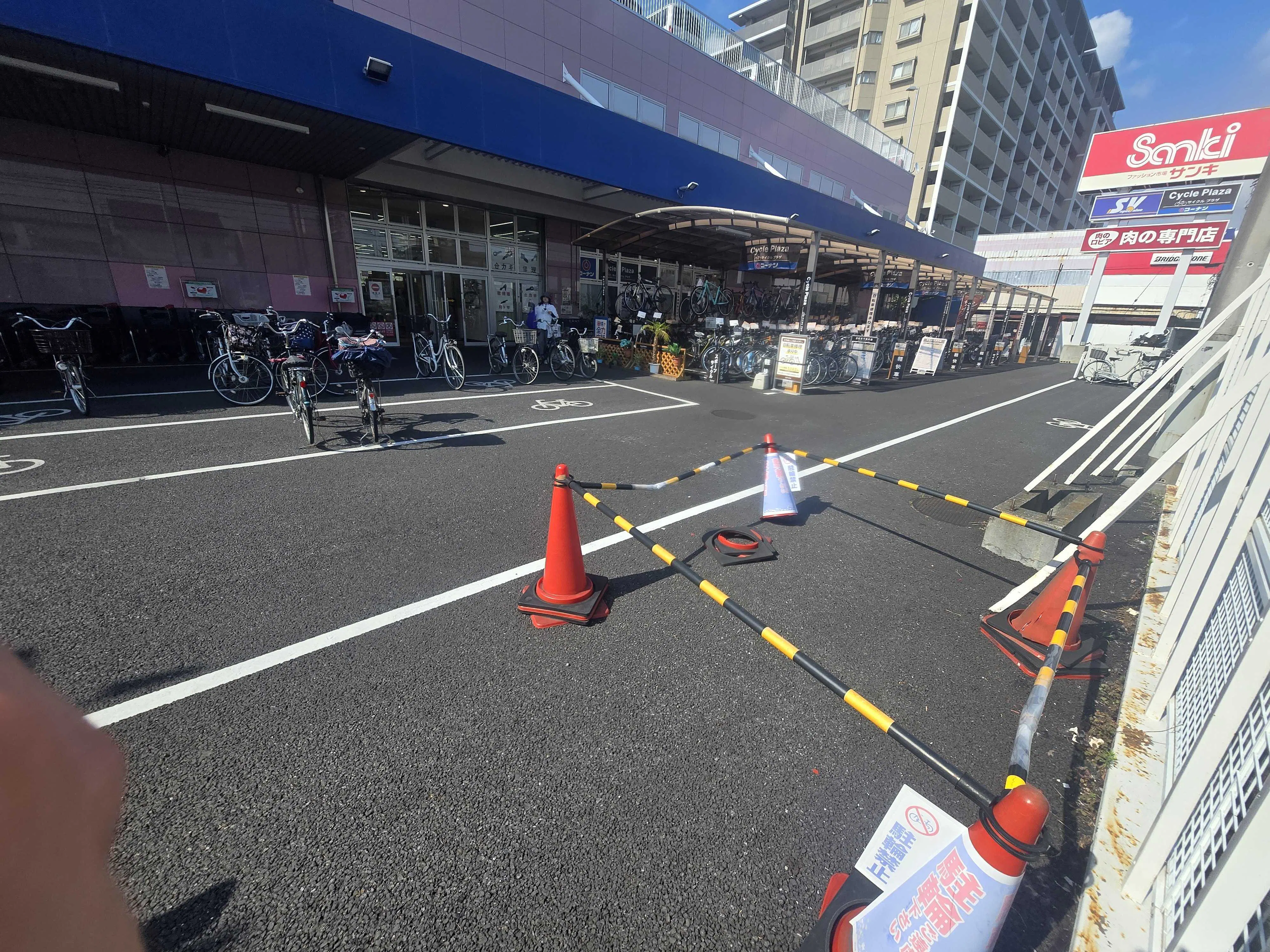 【スーパーバリュー ロピア草加店】駐輪場 各種プロモーション、会員獲得イベントに最適なスーパーマーケットの屋外催事イベントスペース