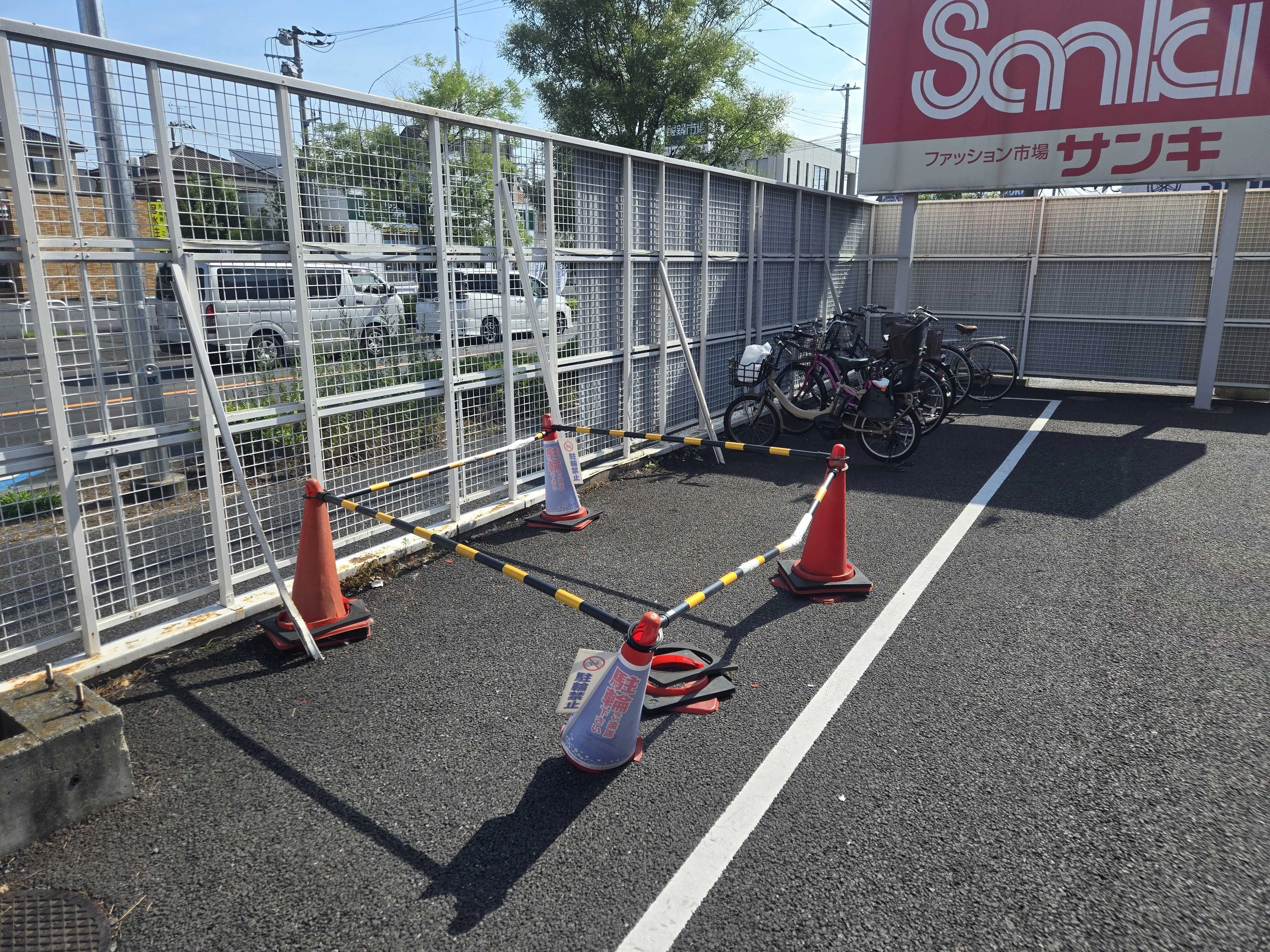 【スーパーバリュー ロピア草加店】駐輪場 各種プロモーション、会員獲得イベントに最適なスーパーマーケットの屋外催事イベントスペース