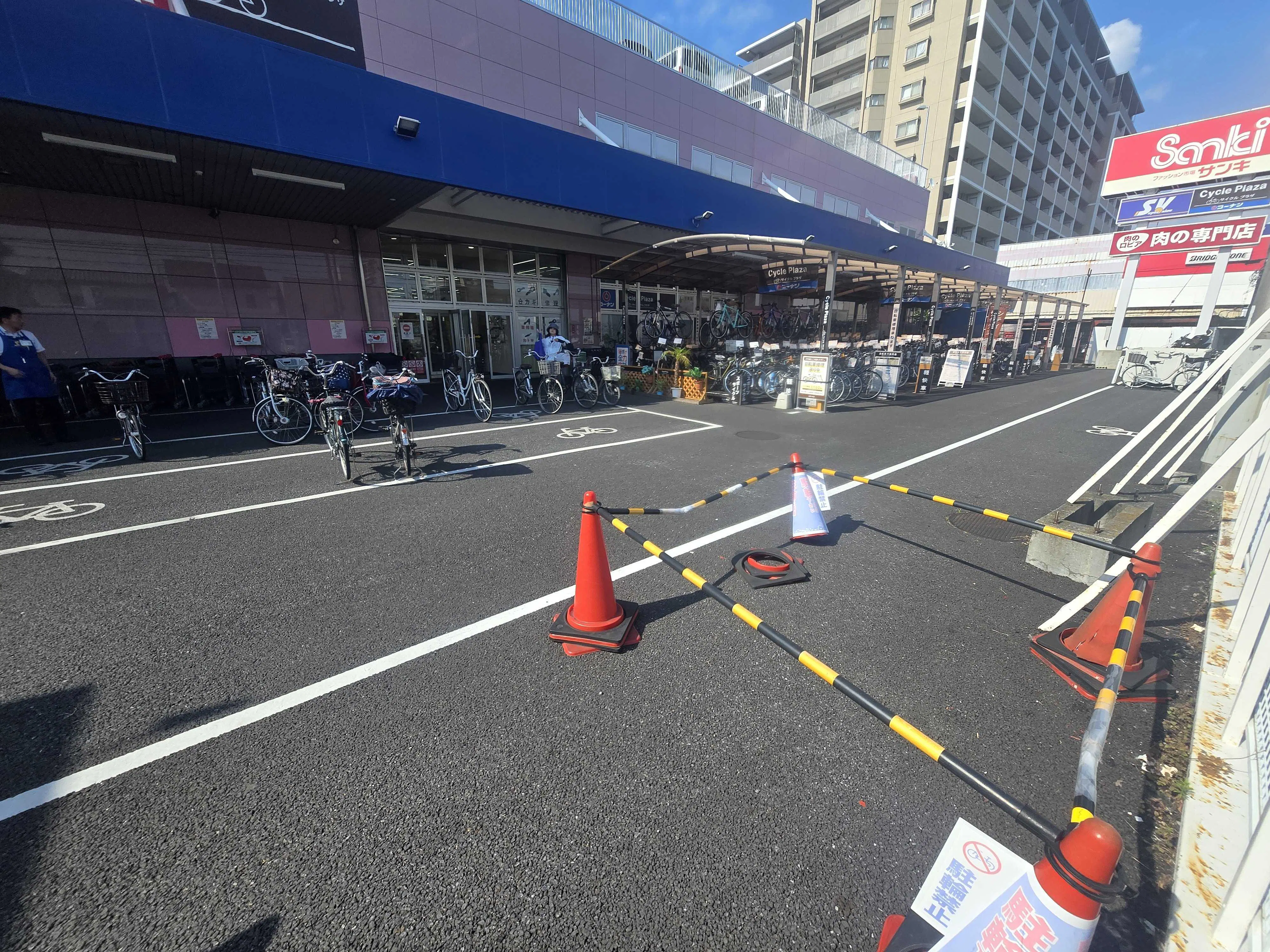 【スーパーバリュー ロピア草加店】駐輪場 各種プロモーション、会員獲得イベントに最適なスーパーマーケットの屋外催事イベントスペース
