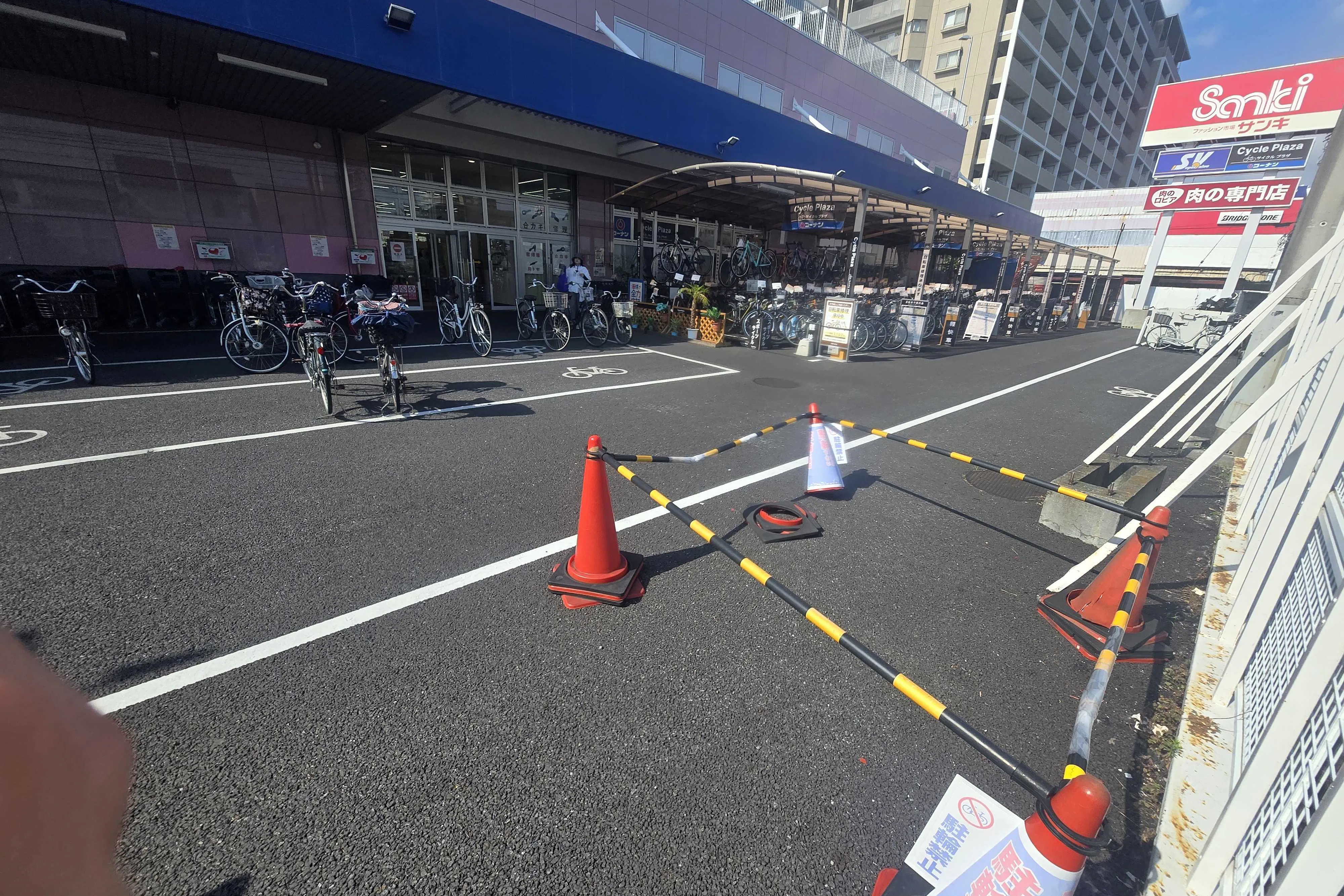 【スーパーバリュー ロピア草加店】駐輪場 各種プロモーション、会員獲得イベントに最適なスーパーマーケットの屋外催事イベントスペース